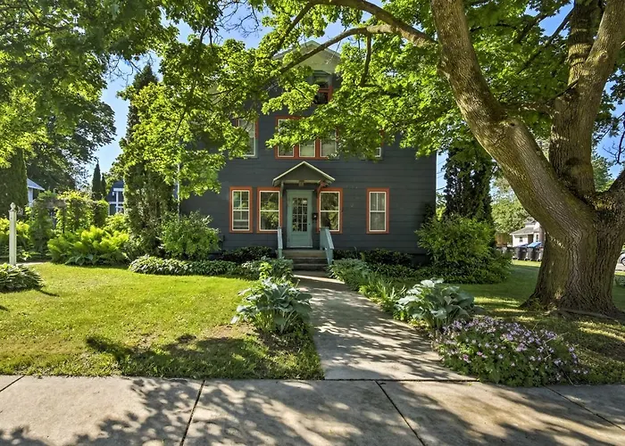 Sturgeon Bay Retreat Near Downtown And Sunset Park!
