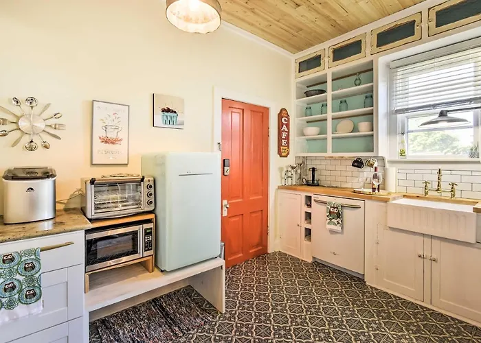 Sturgeon Bay Retreat Near Downtown And Sunset Park!