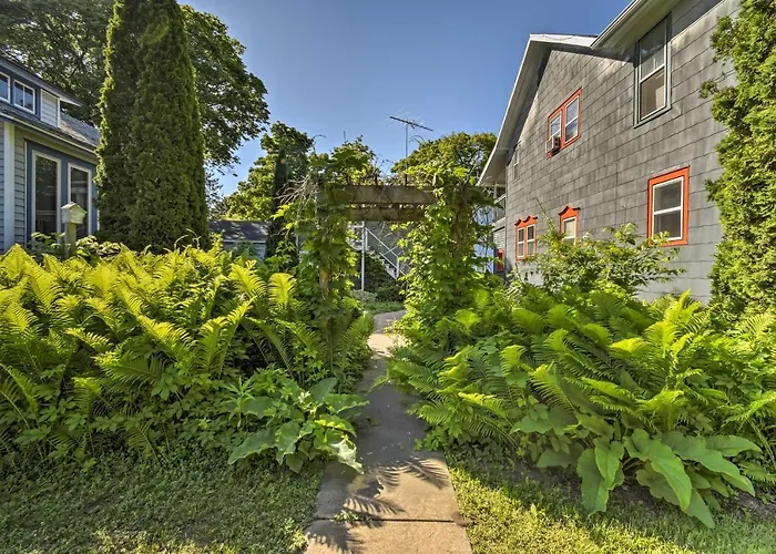 Sturgeon Bay Retreat Near Downtown And Sunset Park!